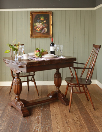 伸び縮みするアンティークの英国家具、おしゃれなドローリーフテーブル