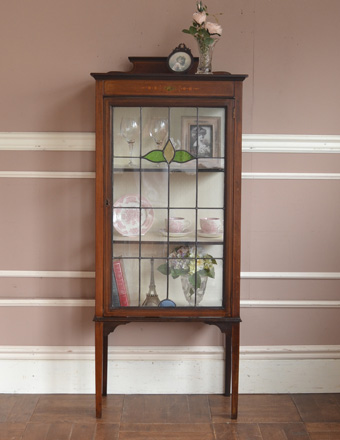 華やかなアンティーク家具、ステンドグラスの扉のキャビネット（飾り棚