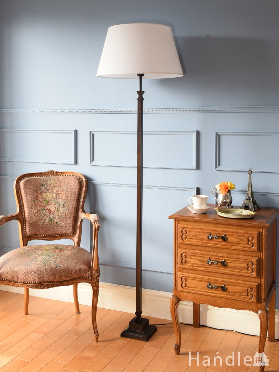 アンティーク風のおしゃれなフロアスタンド、ウィリアムモリス柄の