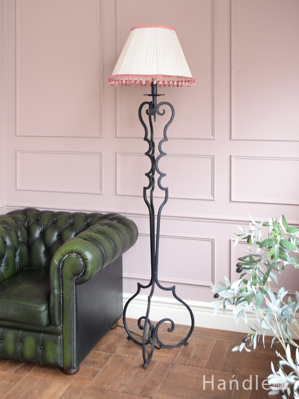 ウォルナット材の色と彫刻が美しい、高級感溢れるアンティークフロア