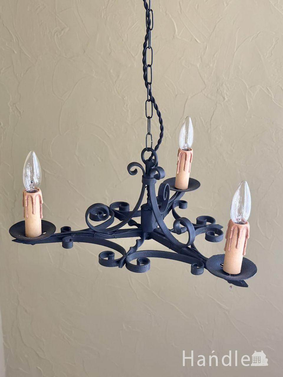 フランスのおしゃれな4灯シャンデリア、紫のバラが咲き誇る