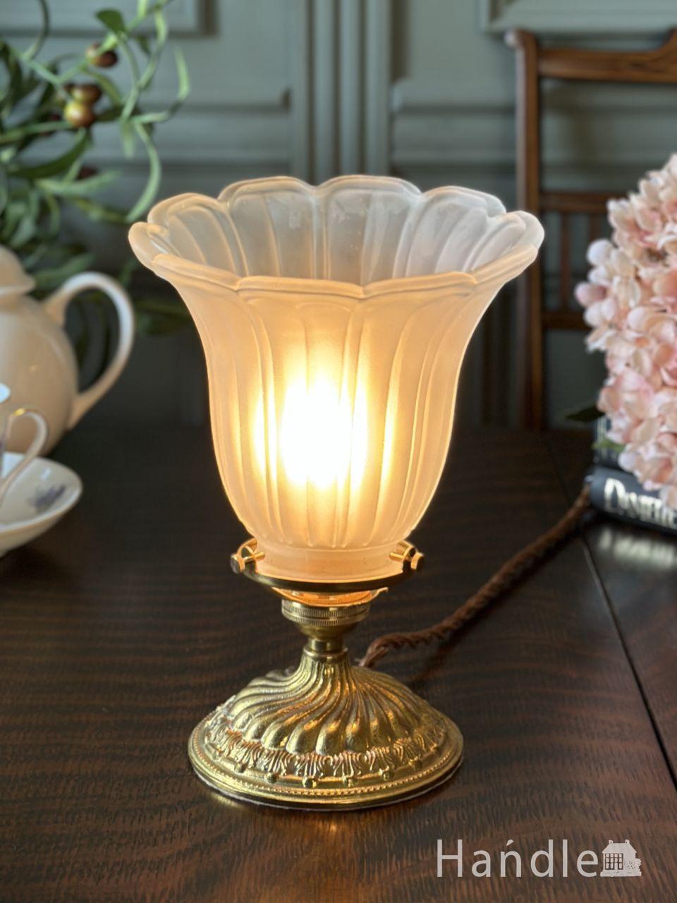 持ち手付きのアンティークのテーブルランプ、真鍮製スタンドライト