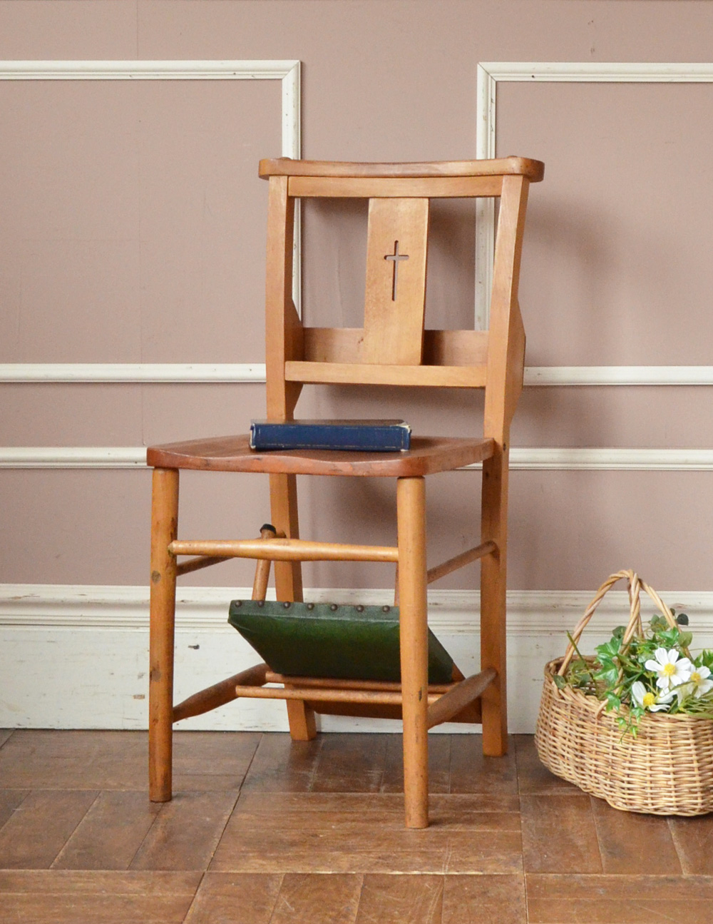 お祈り台付きのアンティークチェア、クロス入りのチャーチチェア(m-330