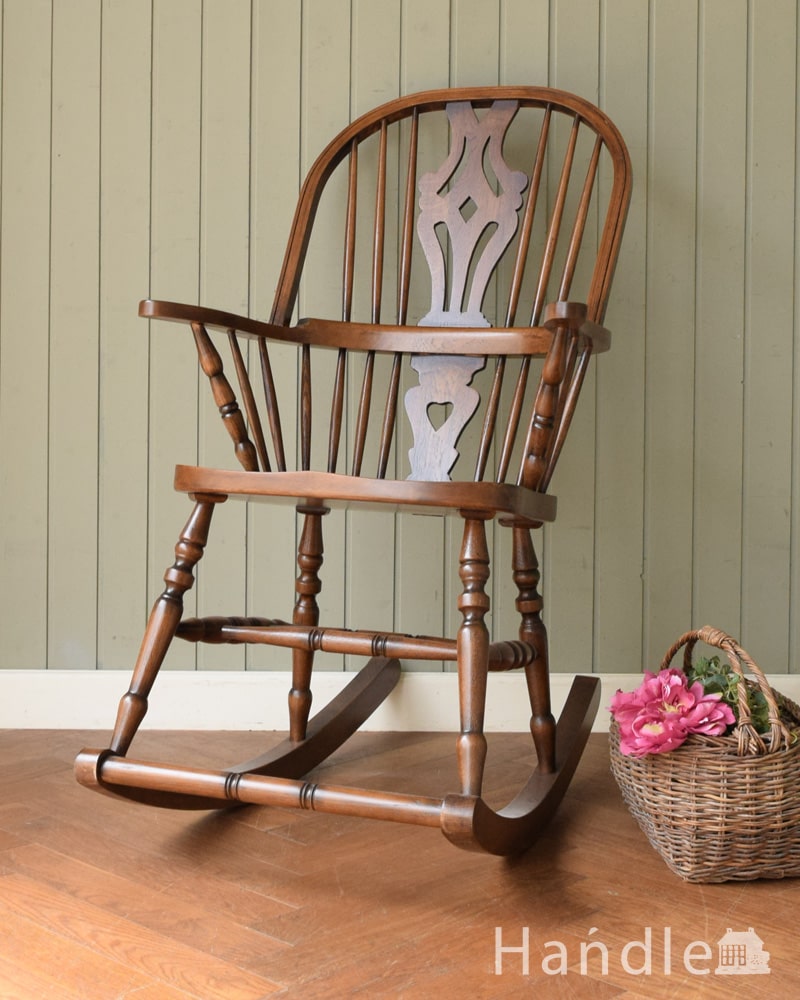 グリーンの革張りアンティークソファ、ゆらゆら揺れるロッキングチェア