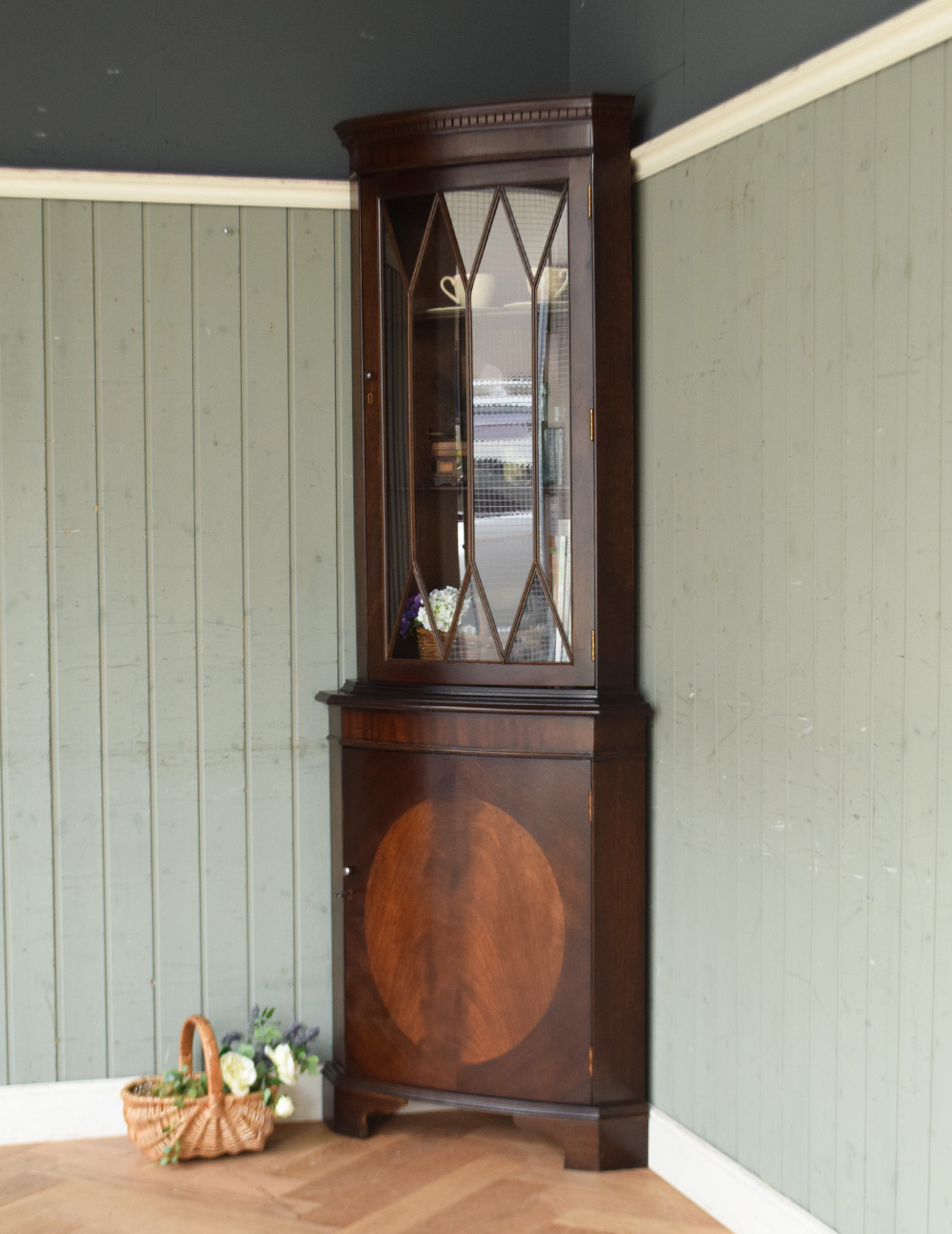 英国のアンティーク家具、マホガニー材を使った木製のコーナー