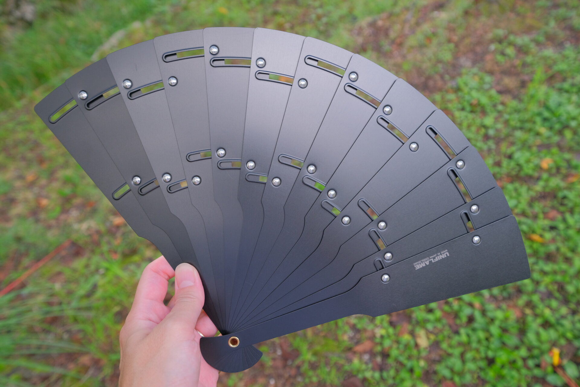 この渋カッコいい扇子が”火起こし神器”になるとは…ユニフレーム『メタ