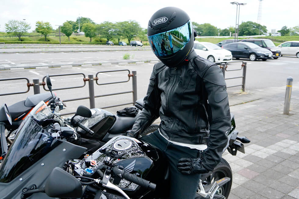 マジ涼しい。パンチングレザージャケットで、夏でもスタイリッシュに