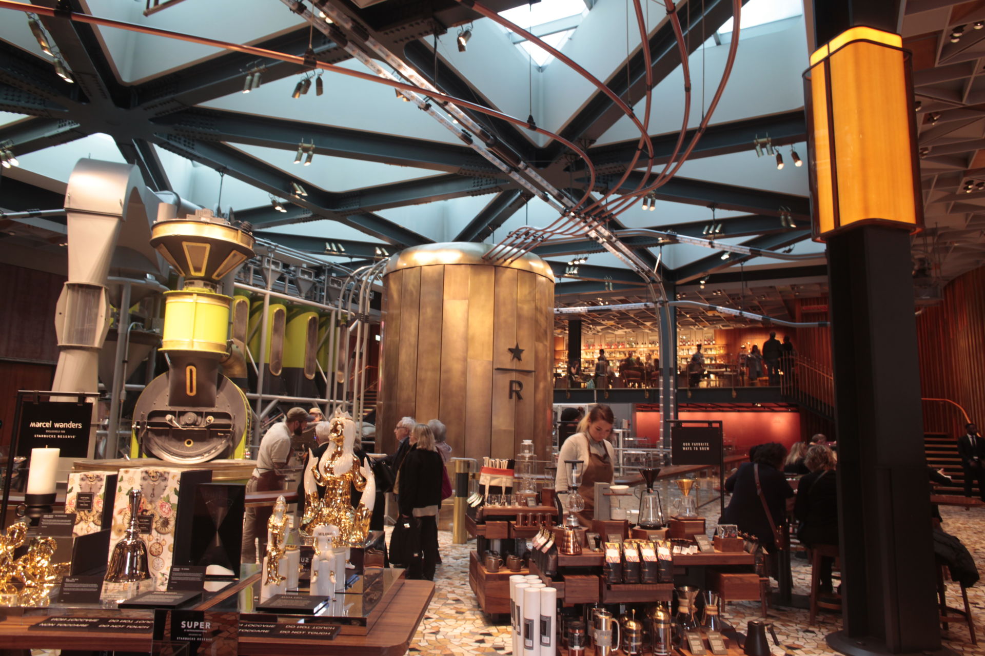 世界一美しいスタバ」ことイタリア・ミラノのスターバックス・リザーブ