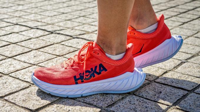 ホカ オネオネのカーボンプレート搭載シューズ「CARBON X 2」が