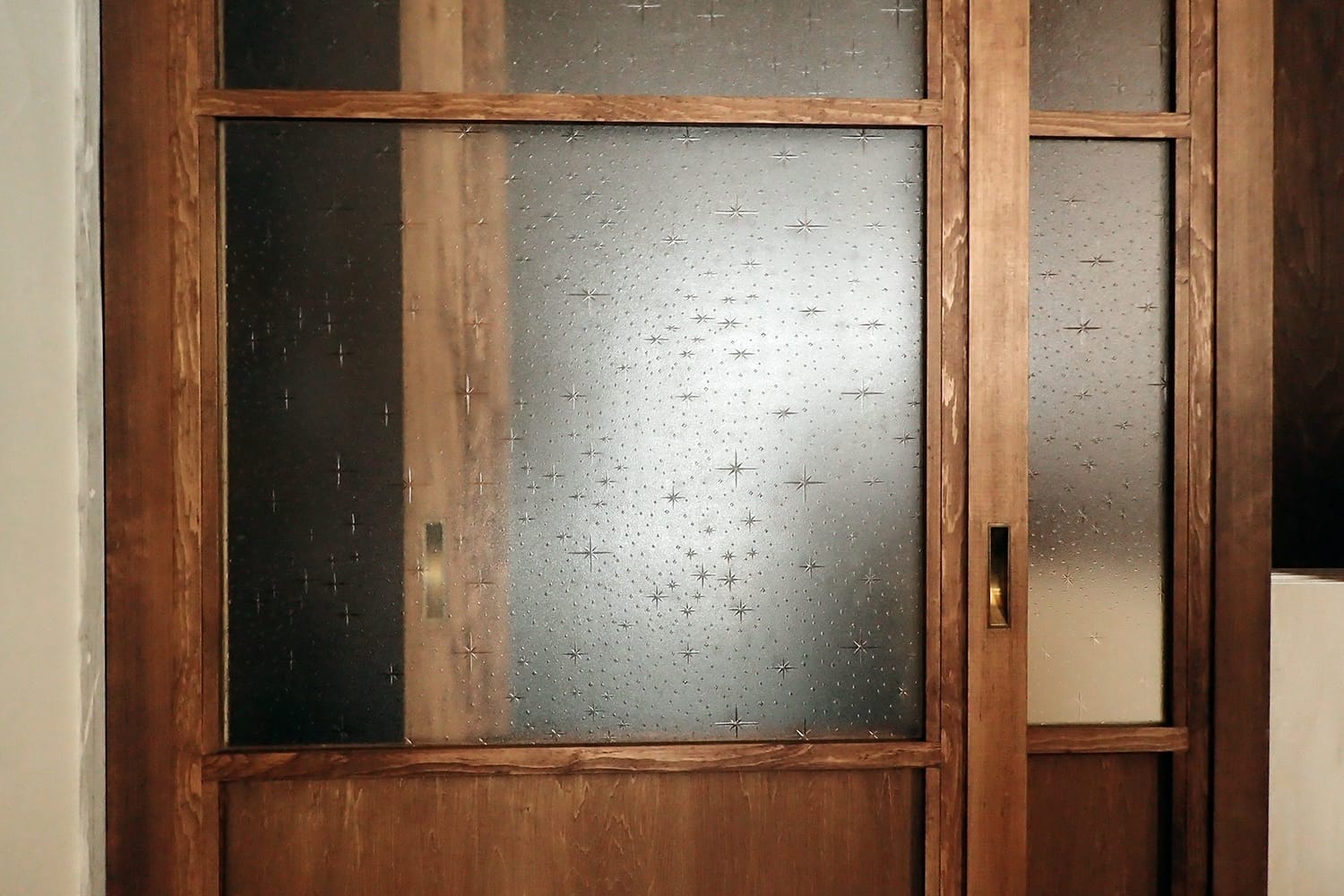 懐かしいアンティークなレトロなガラスのある家｜家と草木のアトリエ