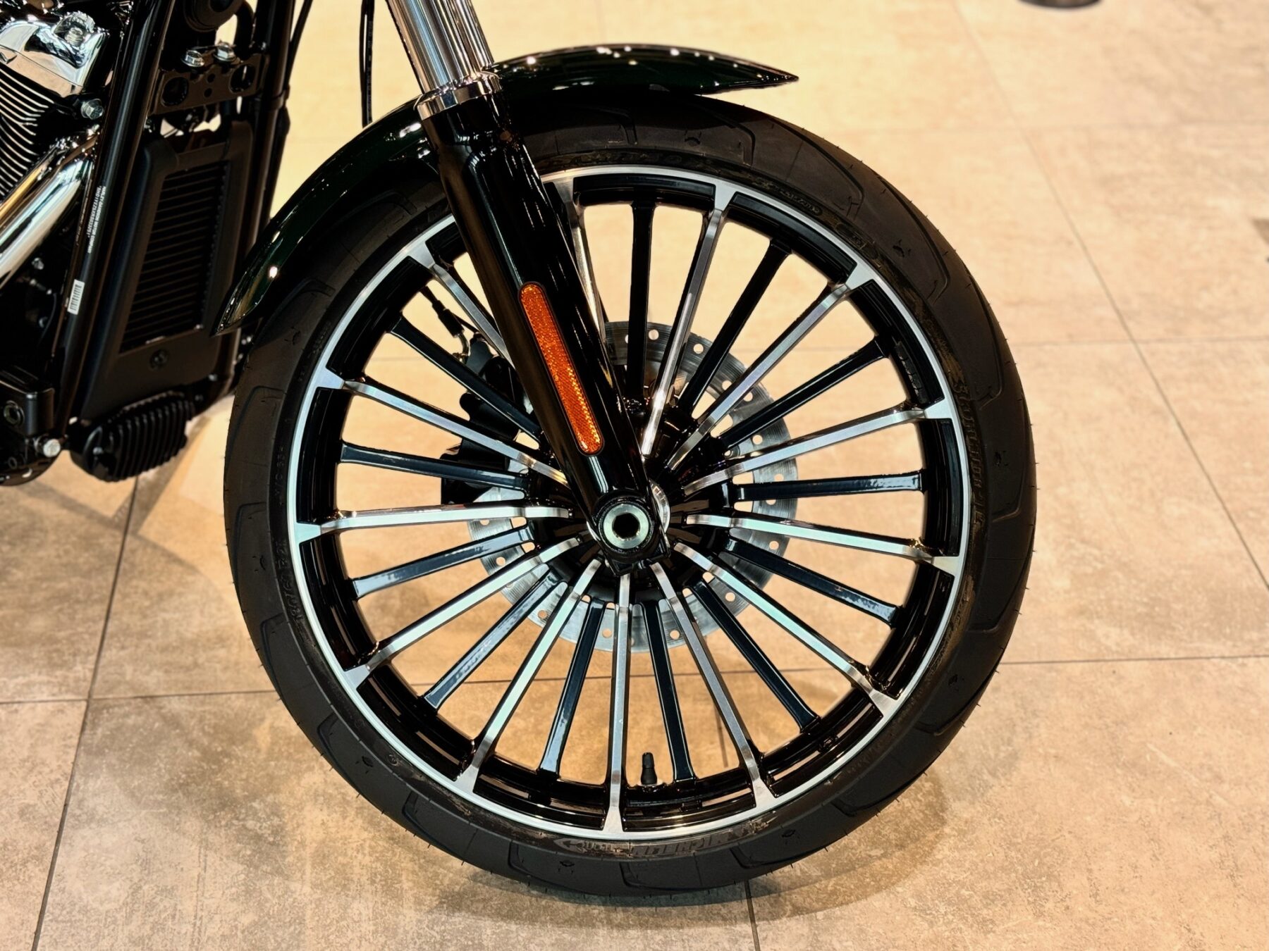 残り台数僅か！驚異の240サイズワイドタイヤ装着のFXBR ブレイクアウト