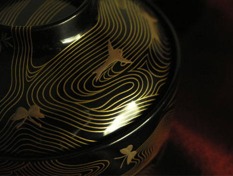 名匠、“呉籐友乗”の繊細優美な作品 『小吸物椀 波に蝶鳥蒔絵』 | 漆器