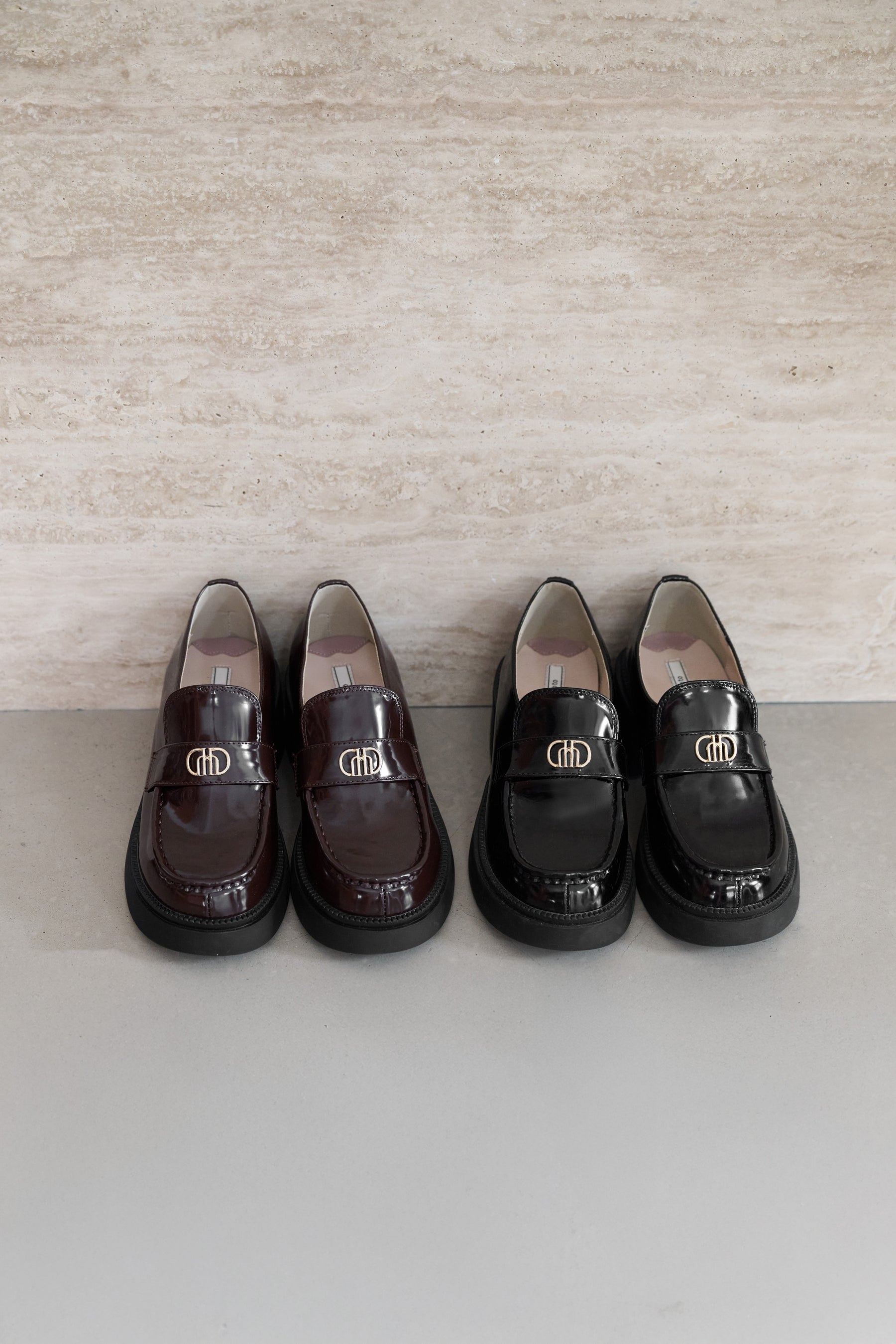 新色】Trois Logo Loafers
