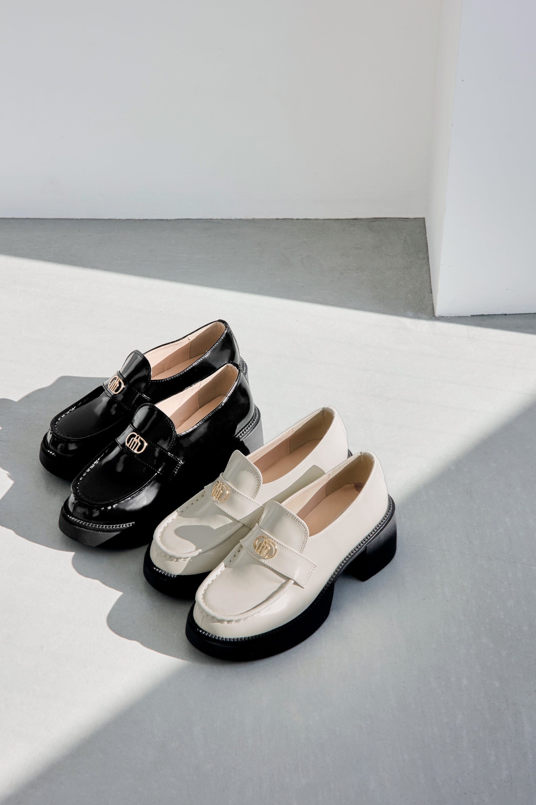 新色】Trois Logo Loafers