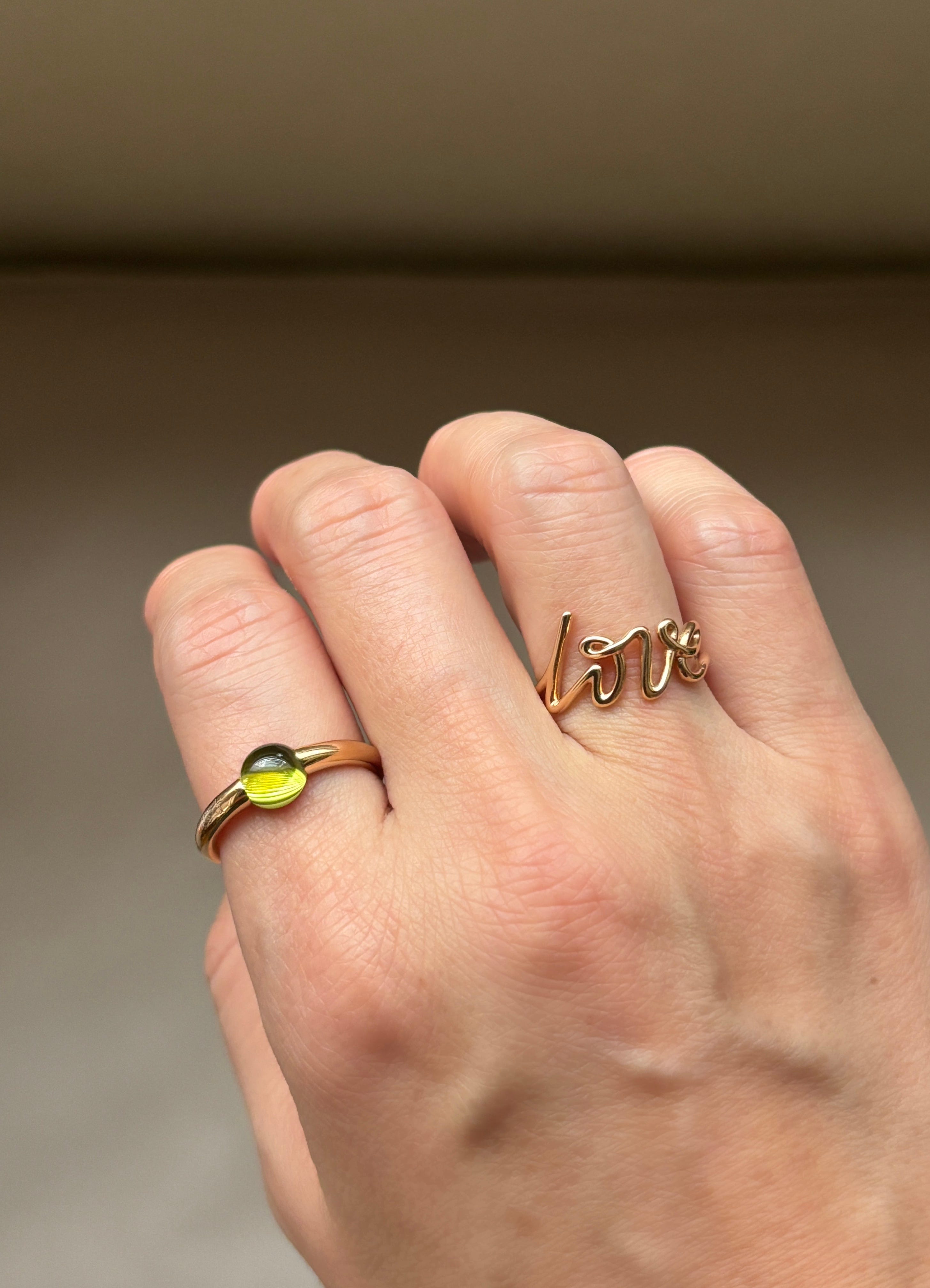 ティファニー「パロマ グラフィティ」のラブリングで大人の手元に