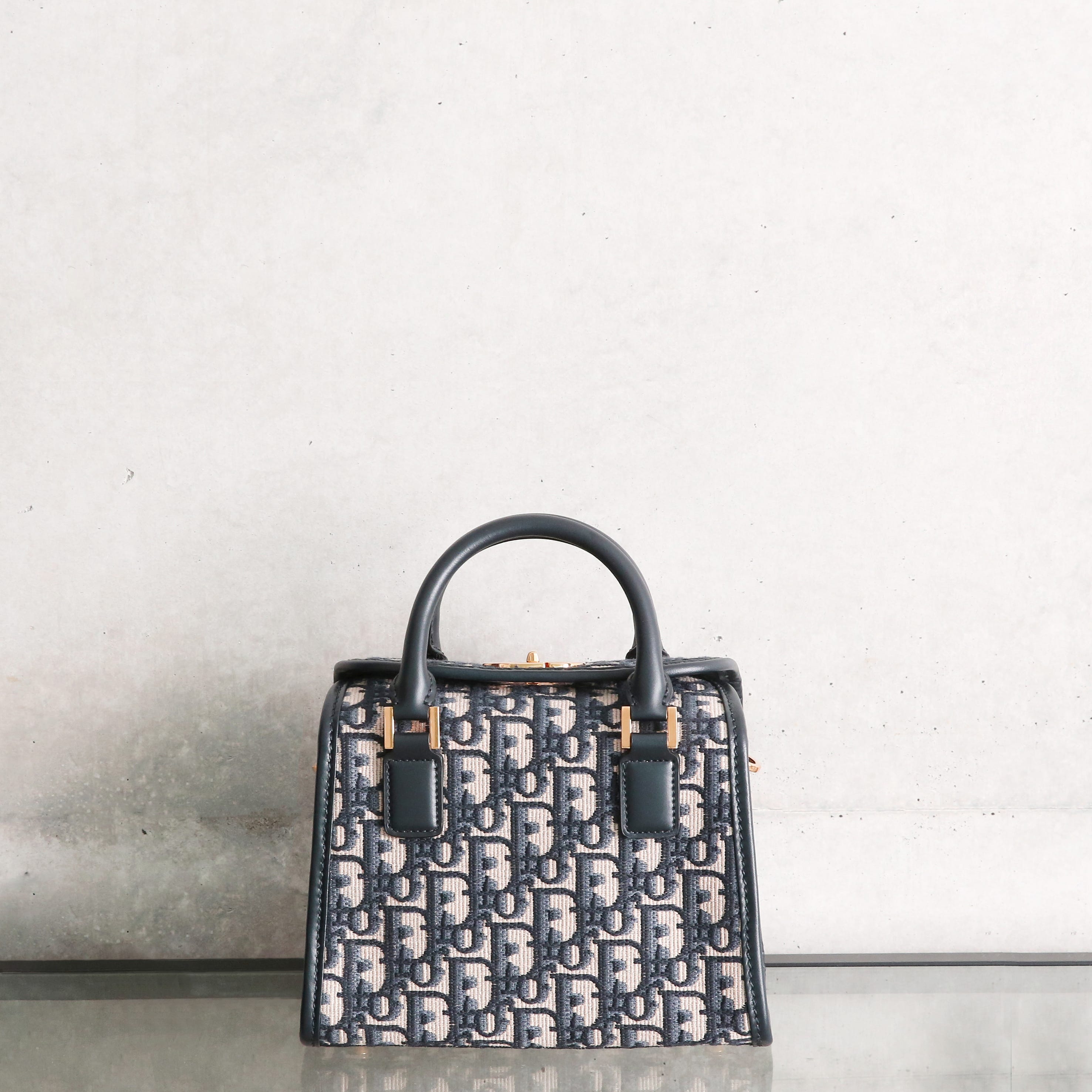 目を奪われるほど美しい。ディオールから上品なボストンバッグが新登場