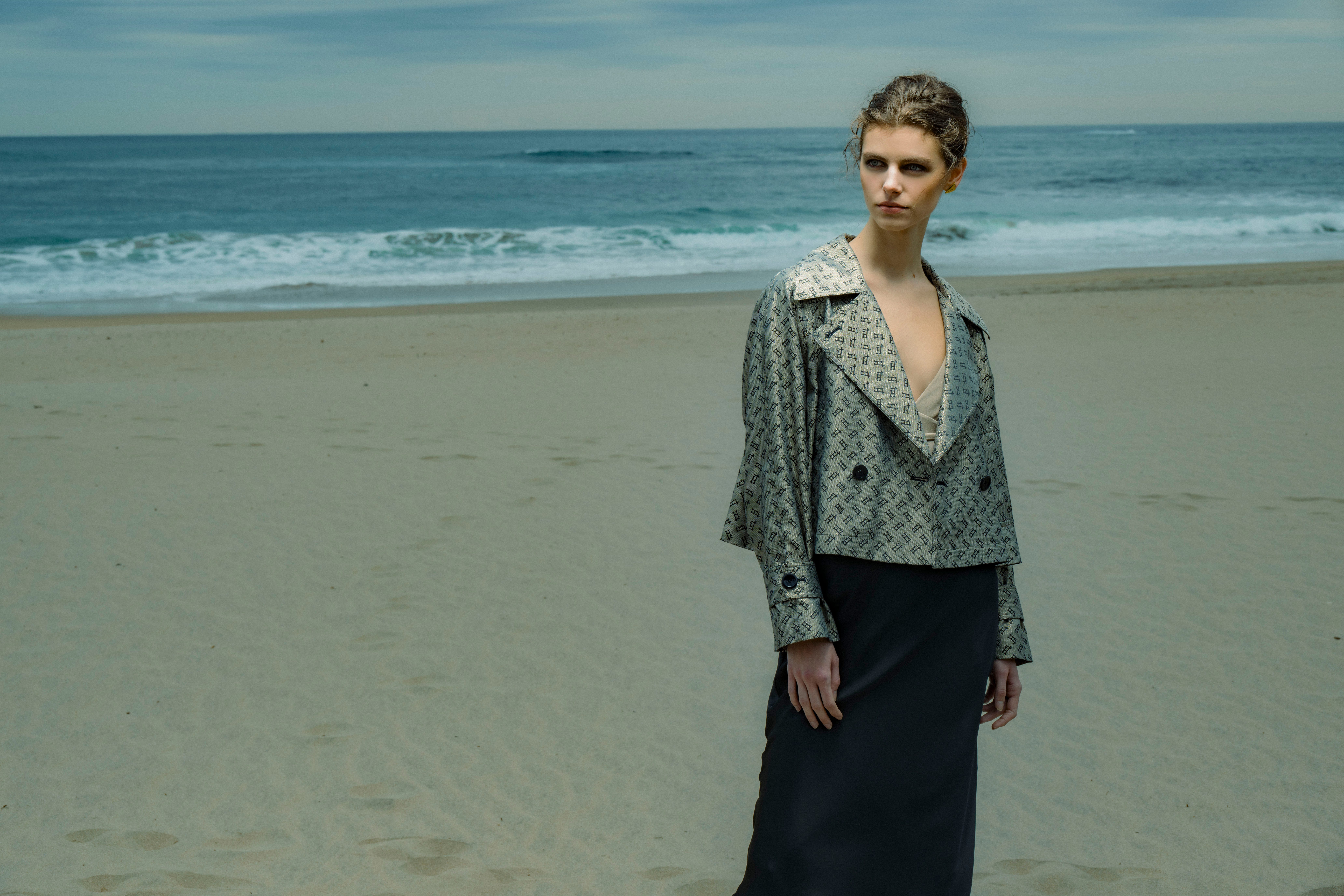 春を連れてくる「ヘルノ」のトレンチコート