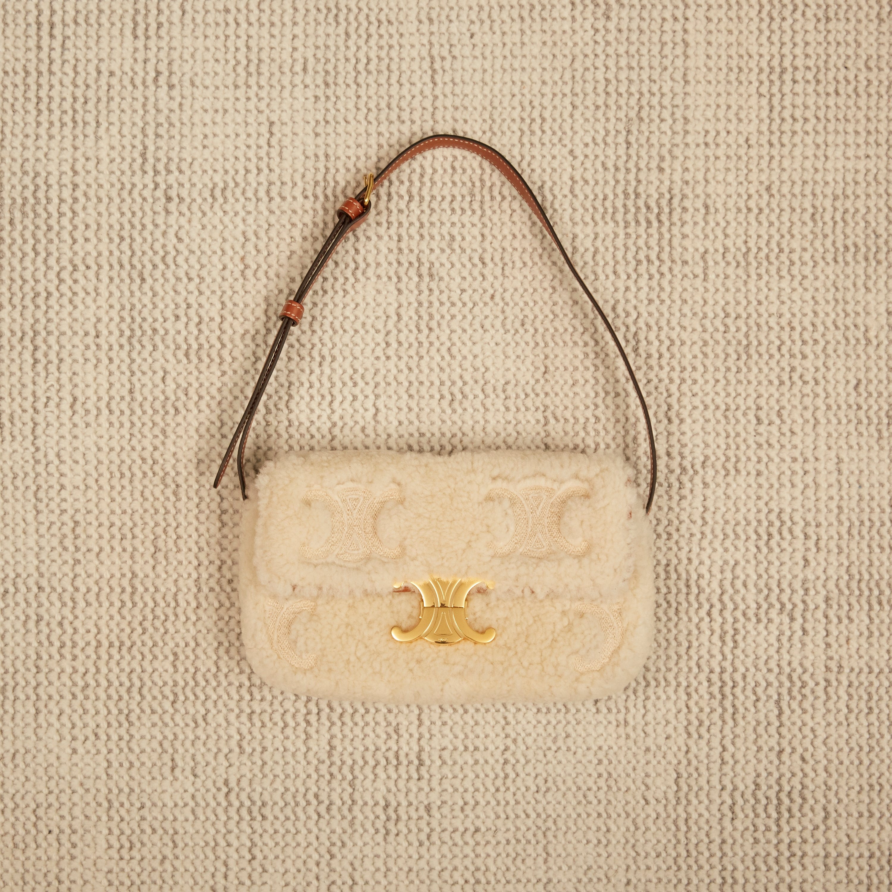 トリオンフ”が煌めくセリーヌの「クロード」バッグ。優雅な温もりを