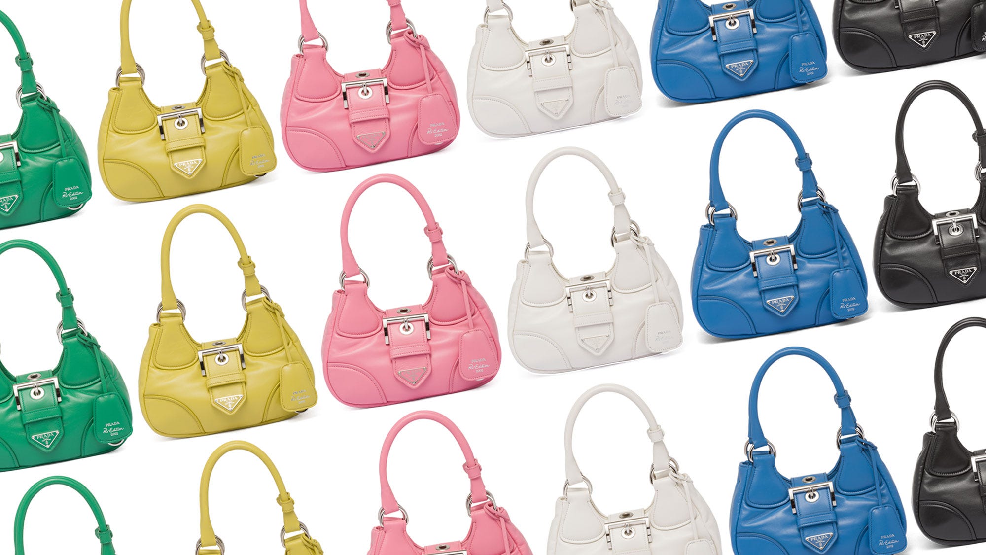 プラダ」による“小さな町”のポップアップストアが登場！ 新作バッグが