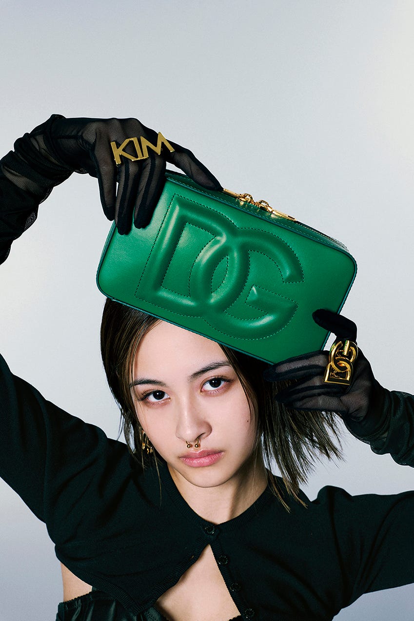 ドルチェ＆ガッバーナ」の「DGロゴバッグ」で夏のカラフルおしゃれ