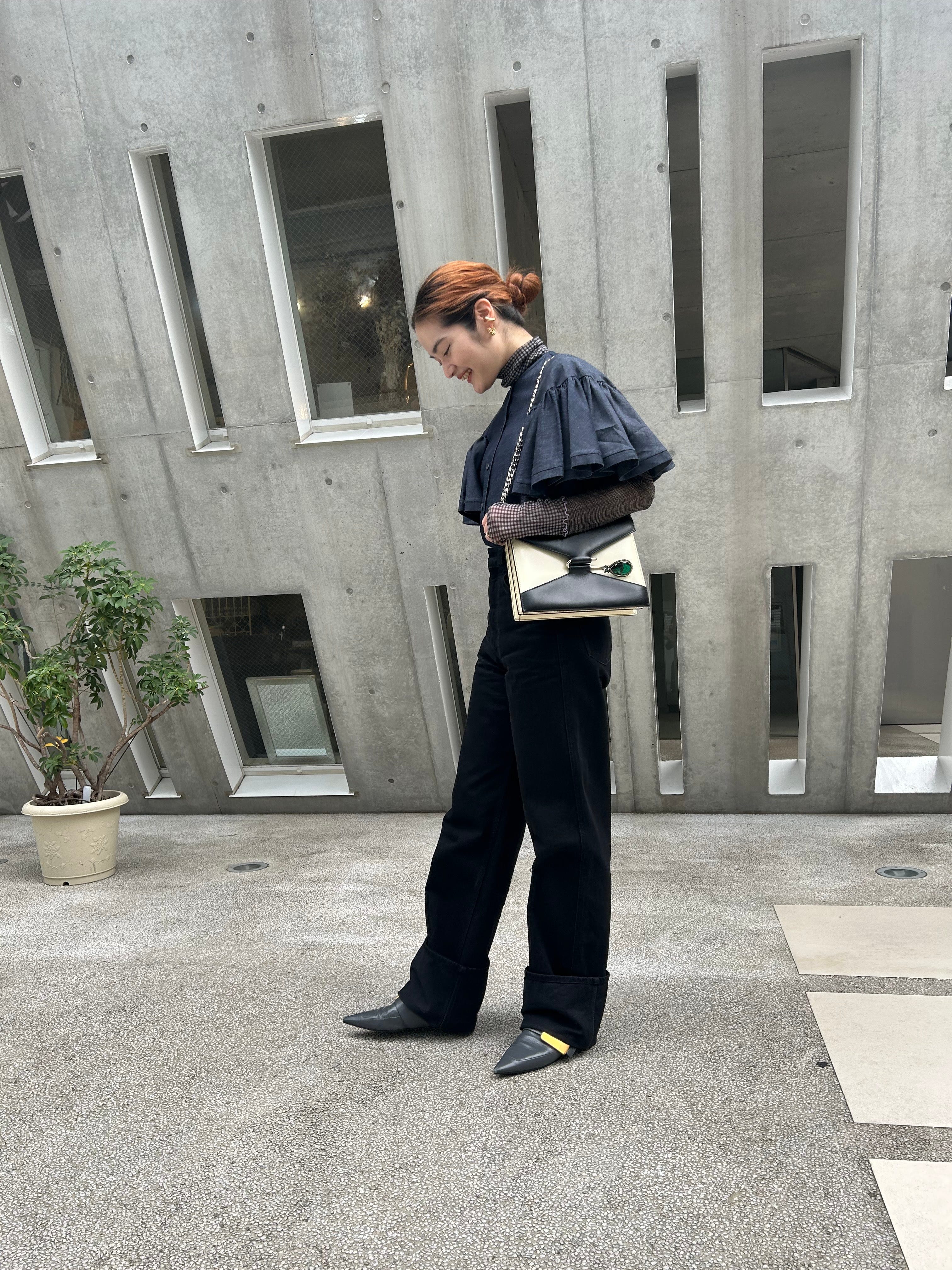 アロー（aLORS）」の復刻デニムブラウス“エステル ジーン”を