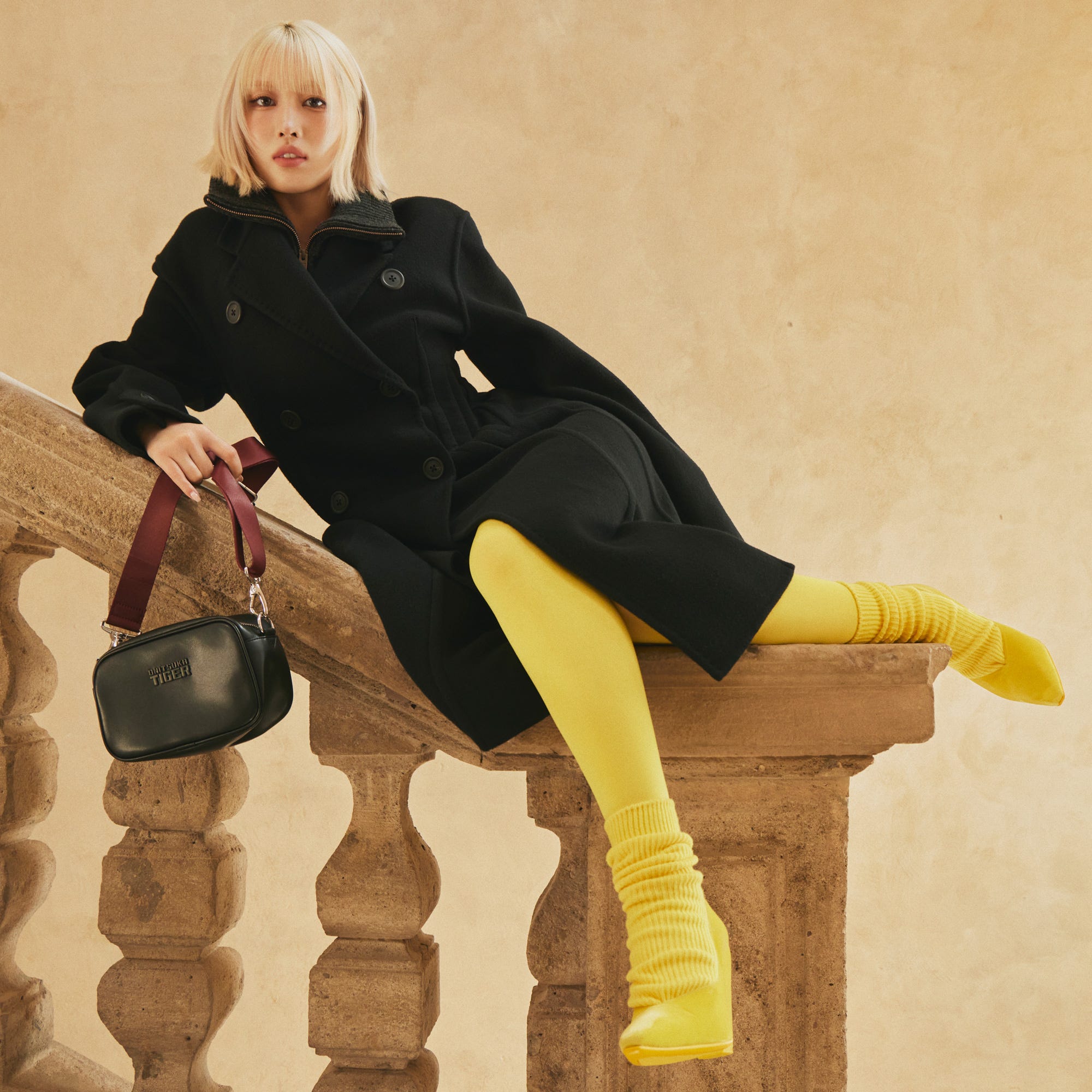 MOMOがミラノで着こなす「オニツカタイガー」