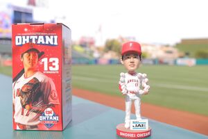 似てる？ 似てない？ 大谷翔平ボブルヘッド人形配布…プレミア品求めて