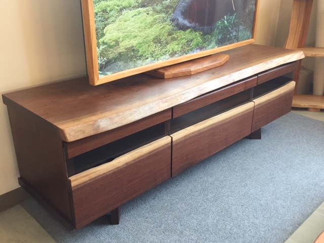 ブラックウォールナット一枚板のテレビ台も おすすめです！ | 一枚板