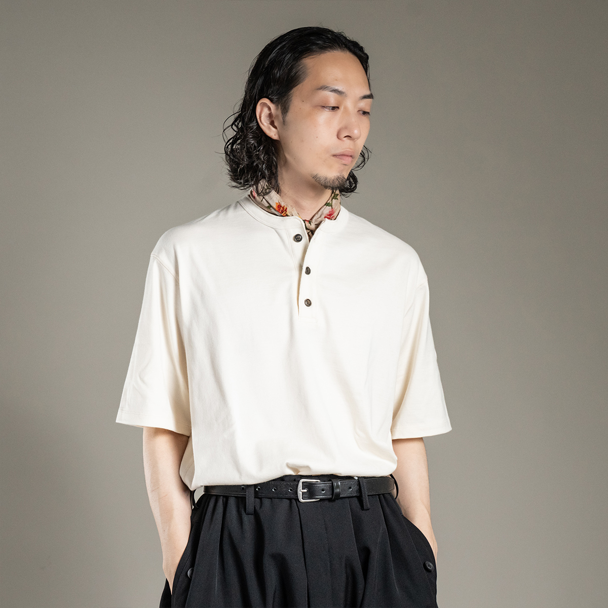 カームレンスのヘンリーネックTシャツ | HUES 福岡セレクトショップ