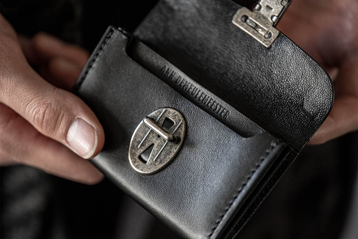 アン・ドゥムルメステール 定番レザーウォレット&カードケース | HUES