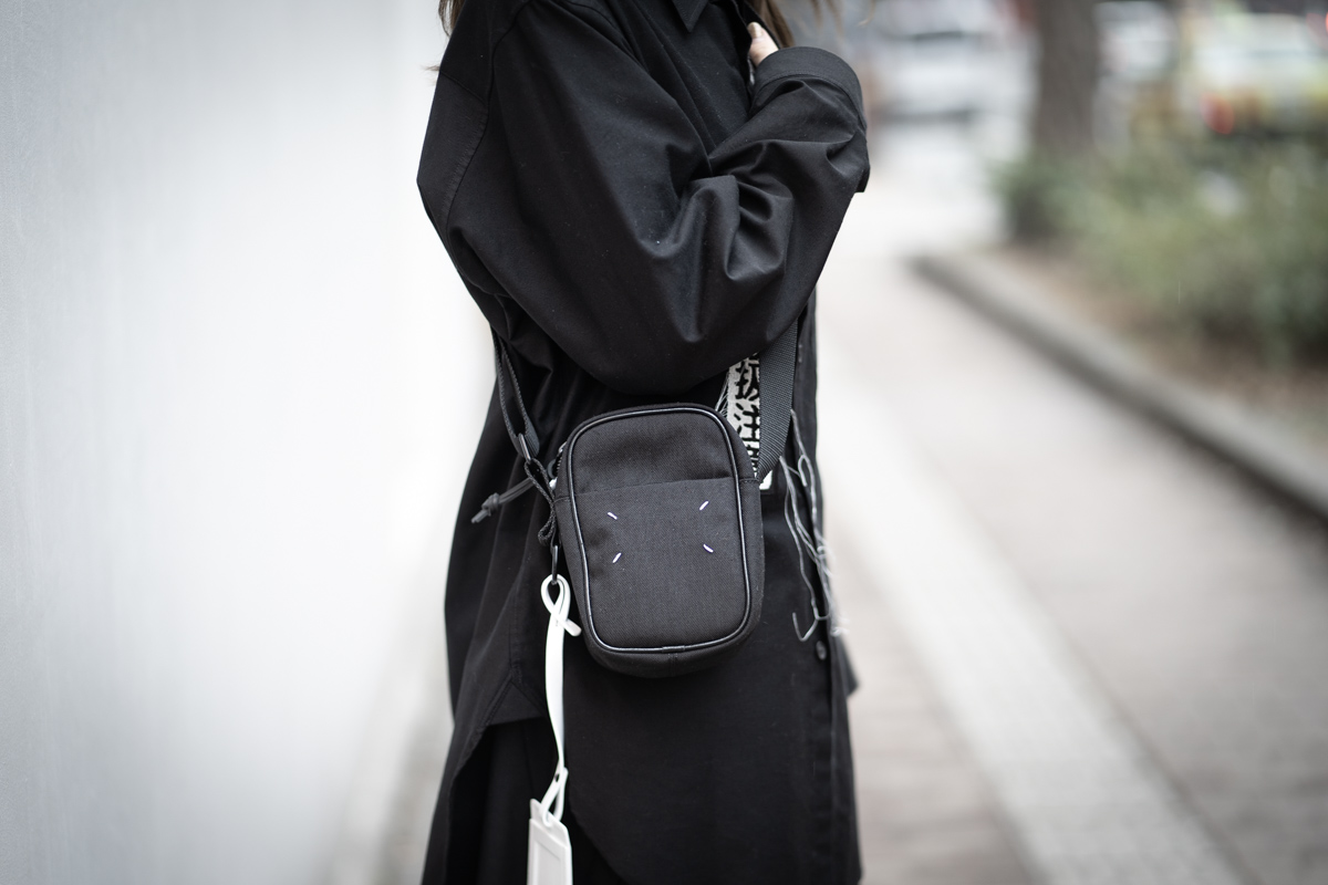 メゾンマルジェラのアイコン ミニカメラバッグ | HUES 福岡セレクト