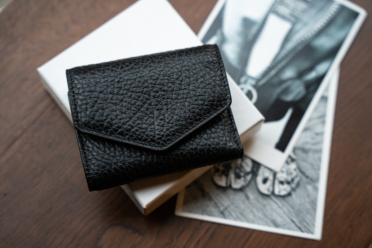 メゾンマルジェラのジップ コンパクト トリフォールド ウォレット