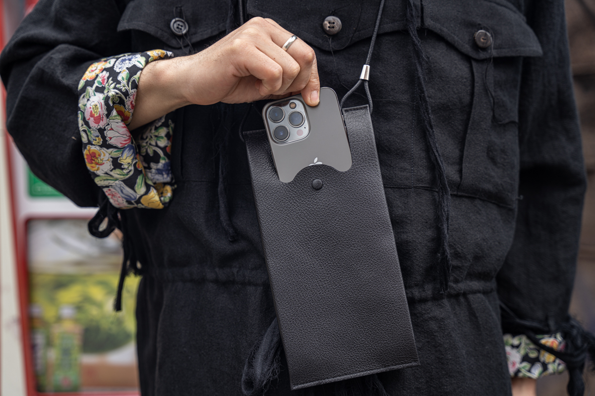 メゾンマルジェラのフォンポーチ | HUES 福岡セレクトショップ