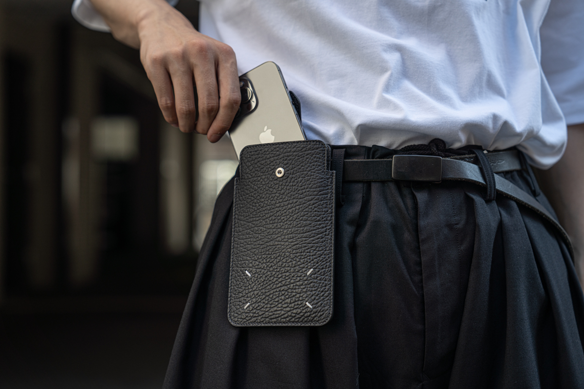 メゾンマルジェラのフォンポーチ | HUES 福岡セレクトショップ