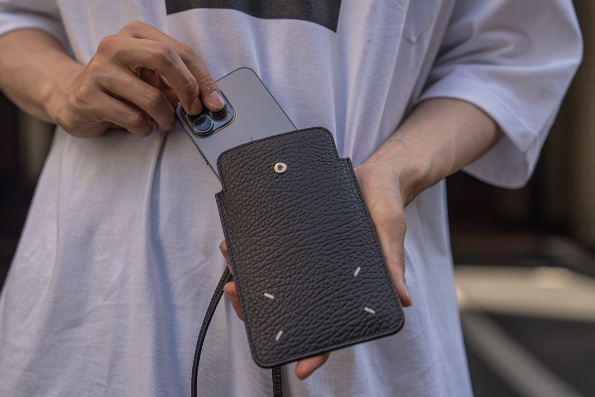 メゾンマルジェラのフォンポーチ | HUES 福岡セレクトショップ