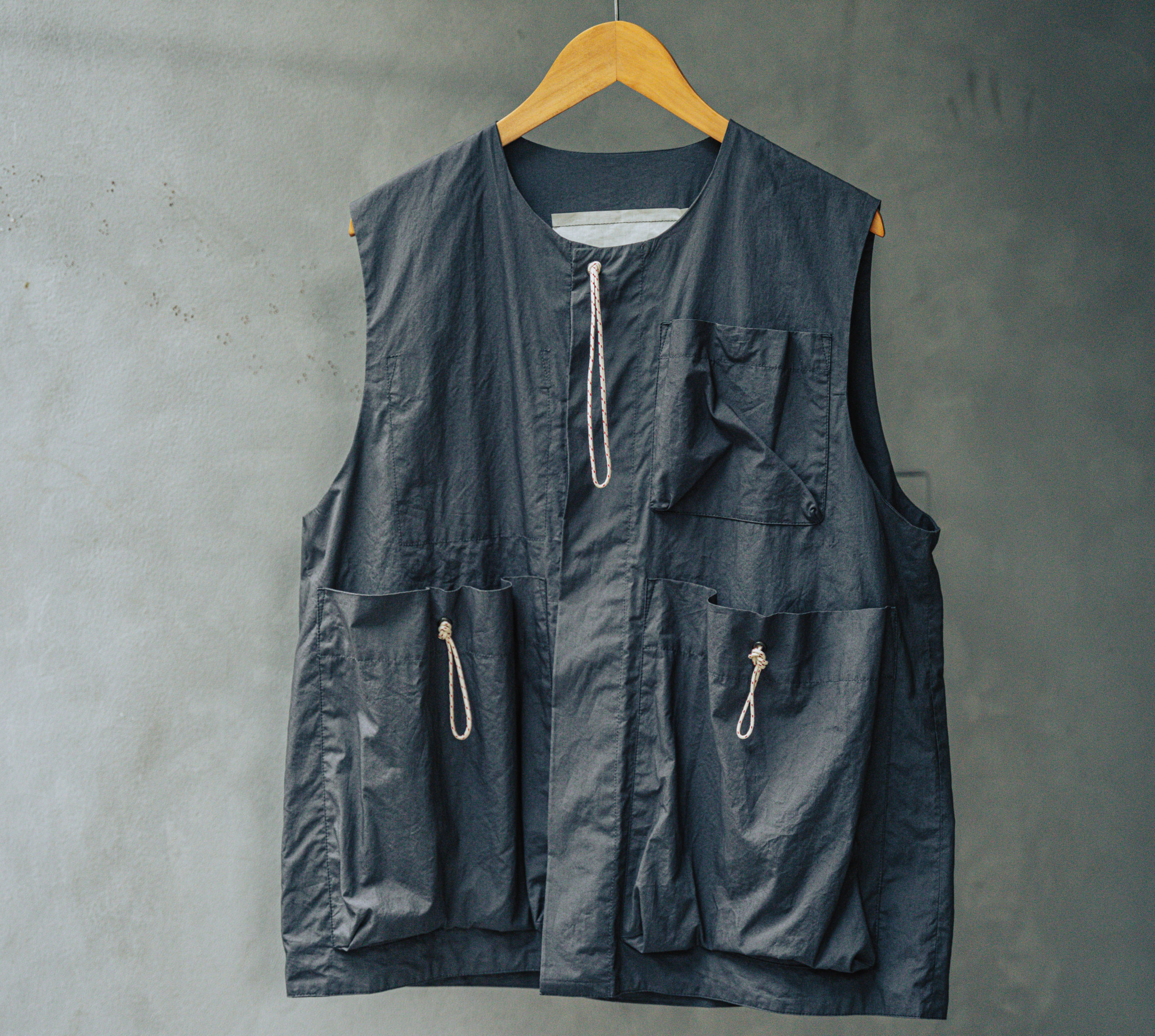 トゥーグッドのTHE ROPER GILET | HUES 福岡セレクトショップ