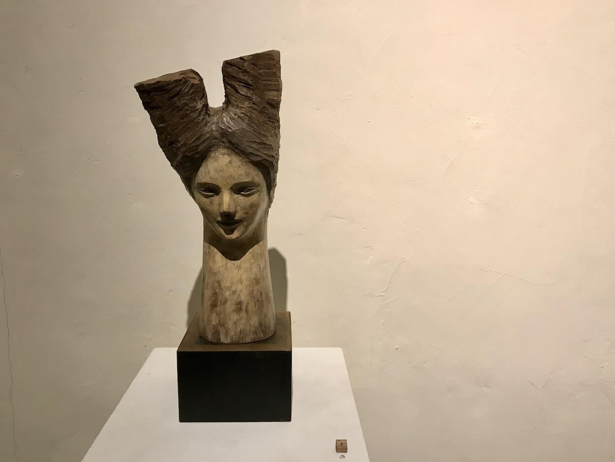 モリソン小林氏の彫刻 at Special Source その2 | 古びた家