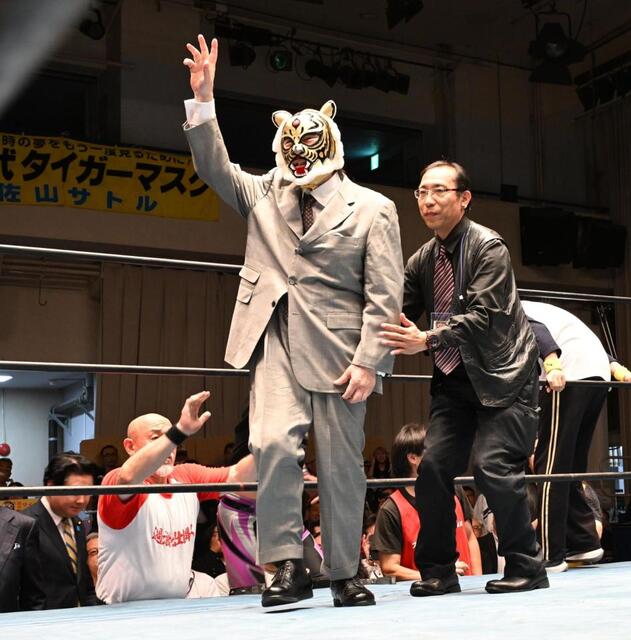闘病中の初代タイガーマスク佐山聡が自力歩行でリングイン、ファン歓喜