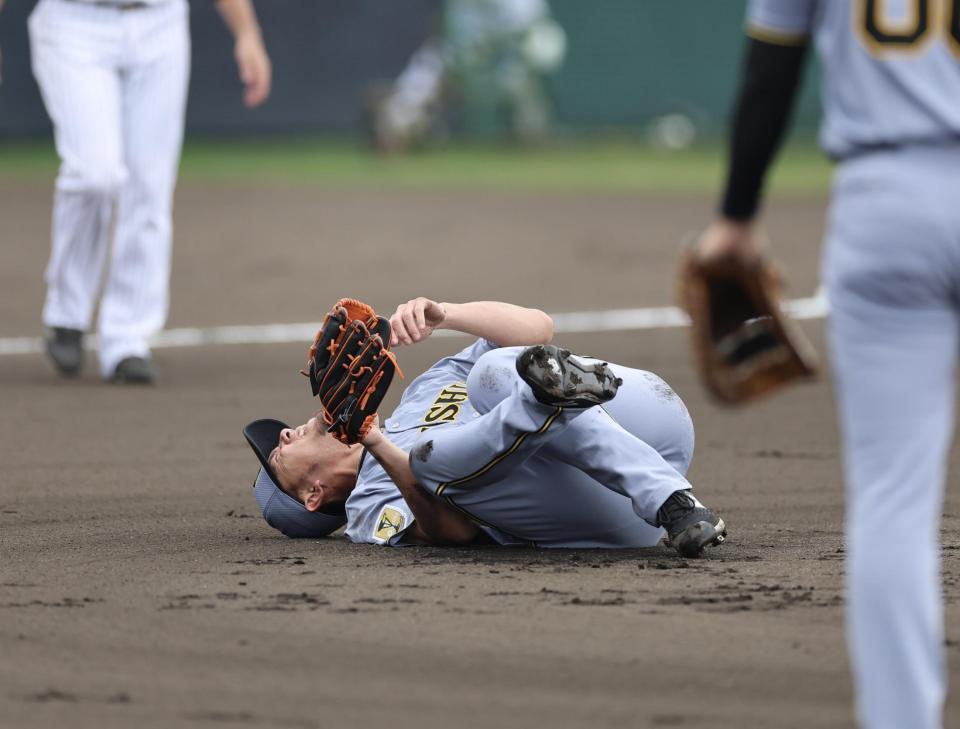 阪神 伊藤将司にアクシデント 佐藤輝のピッチャー返しが左膝付近に