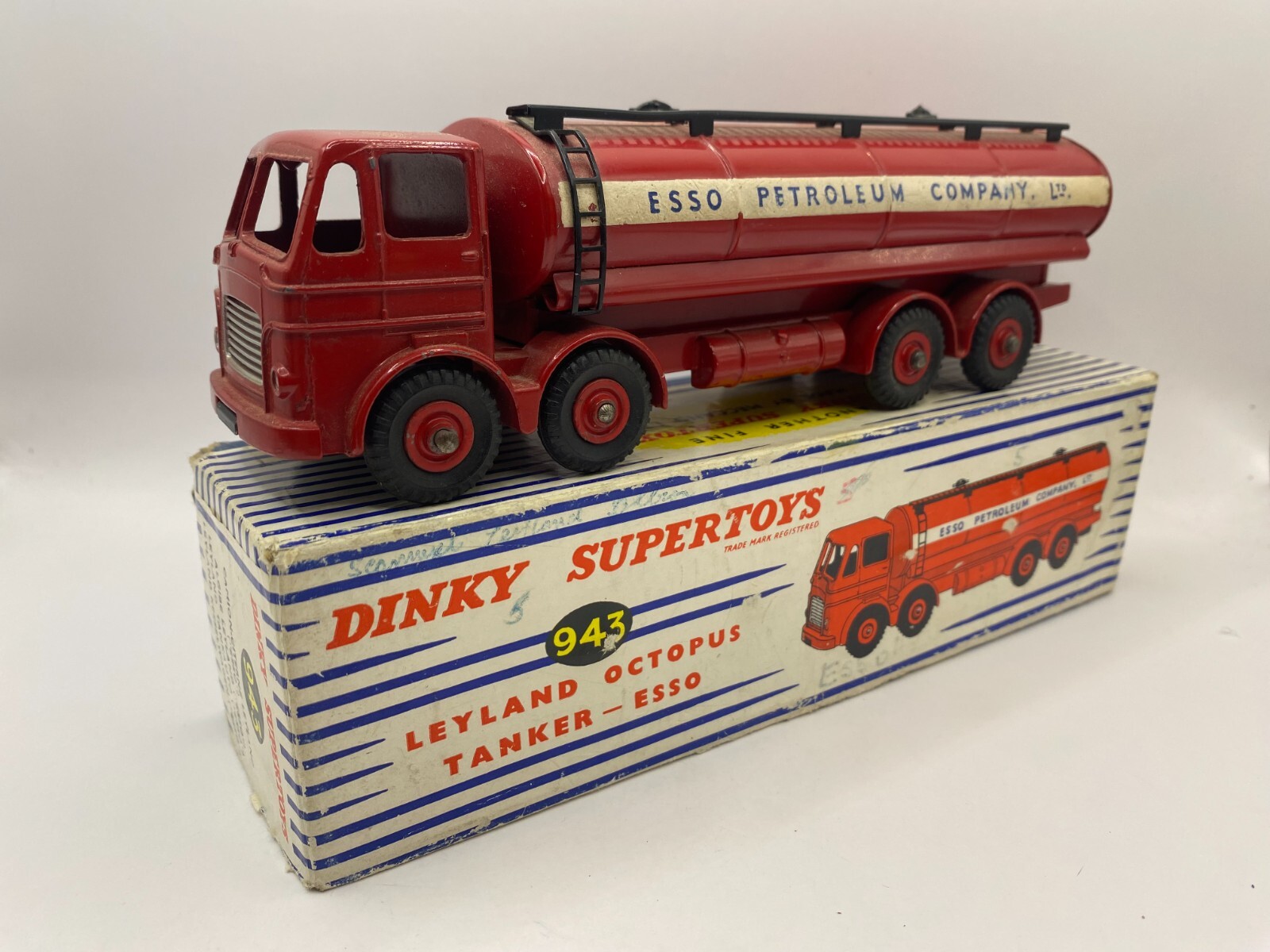 Dinky 943, Leyland Octopus Tanker - Free Price Guide & Review