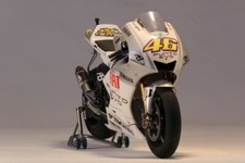 YZR-M1 09 Fiat Yamaha Team - Tamiya 14120 | kingshobby.com
