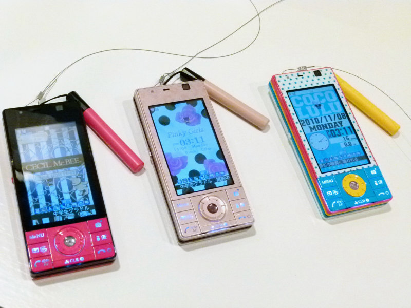 写真にプリクラ感覚でラクガキできる「docomo STYLE series F-04C