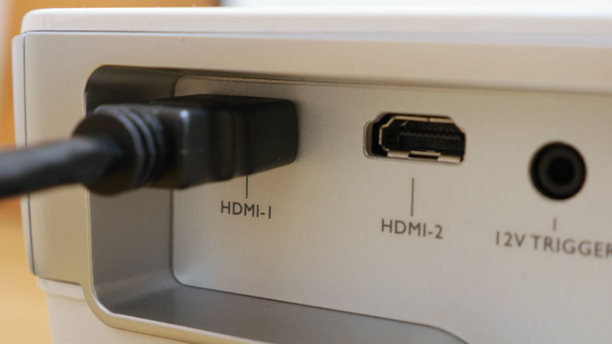 狭い部屋でも超短焦点でクッキリしたフルHD映像を投写できる