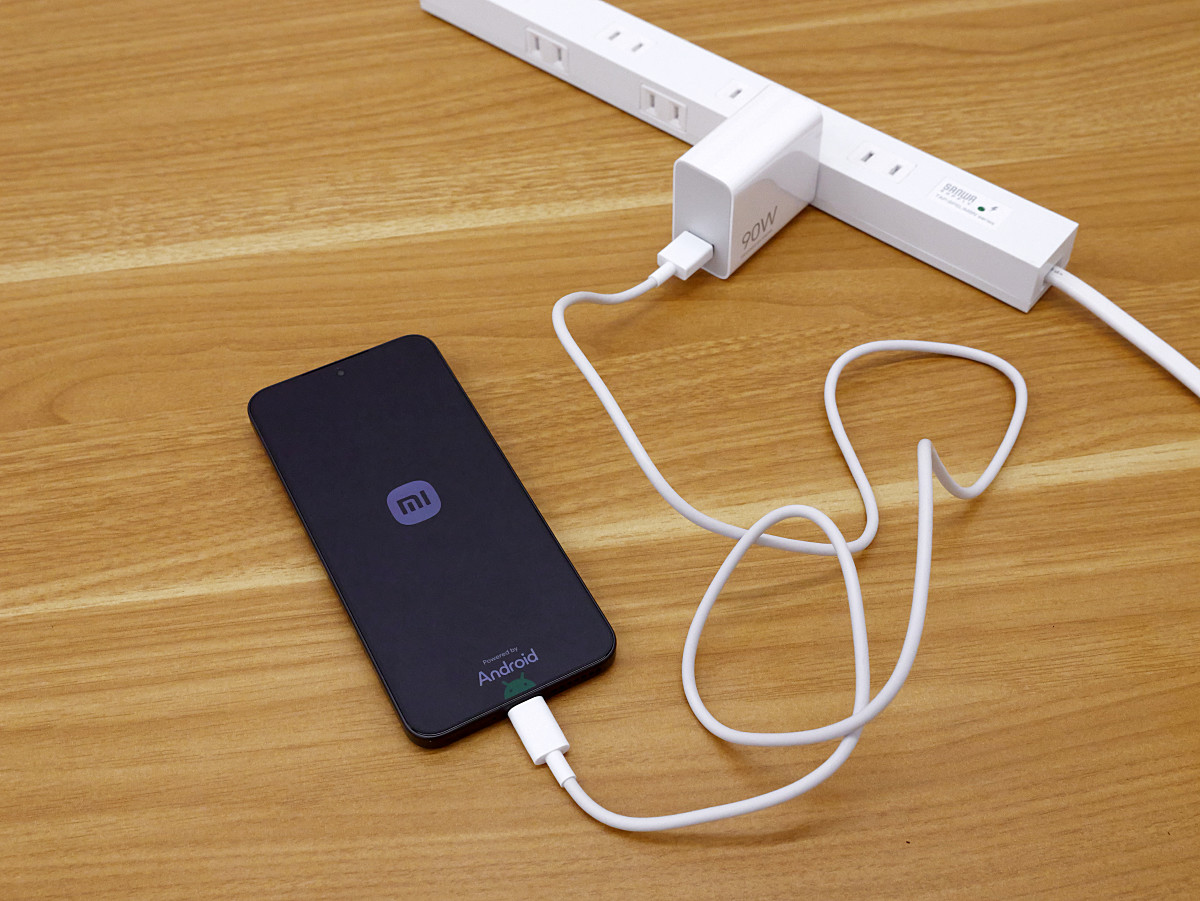 1時間以内にフル充電できる90Wの急速充電器が付属する「Xiaomi 15」の