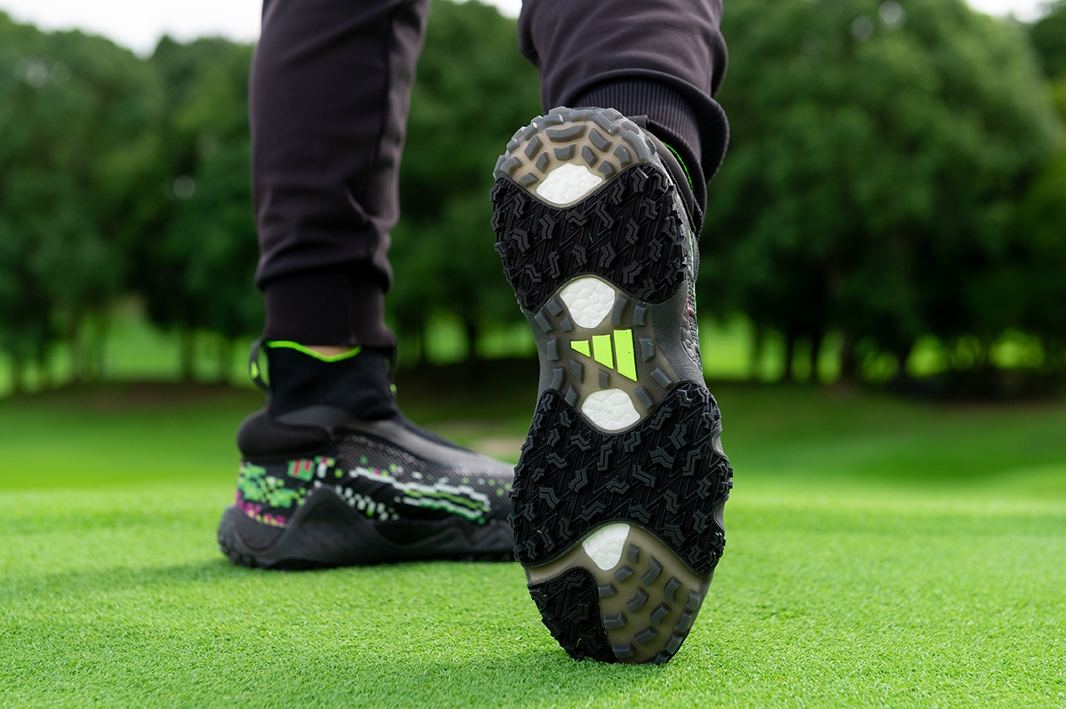 アディダス「コードカオス レースレス グリッチ」を試し履き 靴ひもが