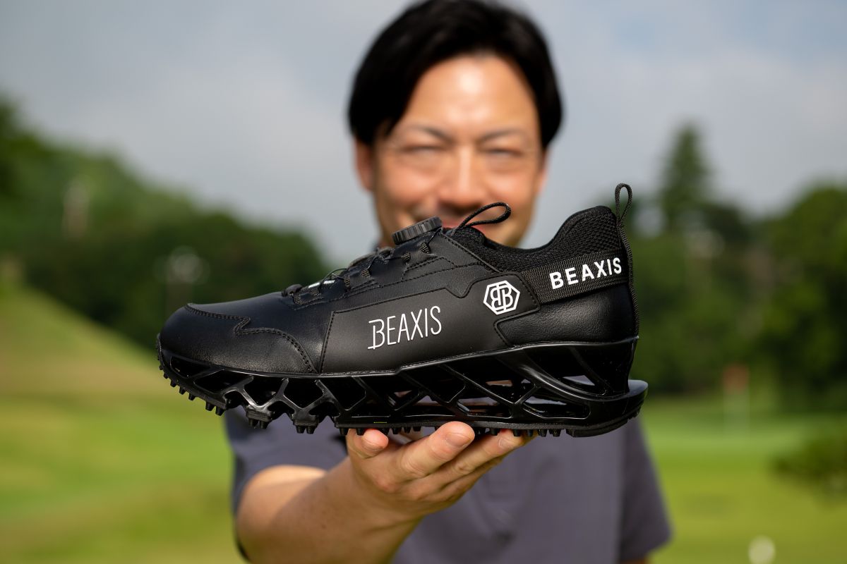 片足530gのチョイ重仕様 “体幹が鍛えられるゴルフシューズ” ビー