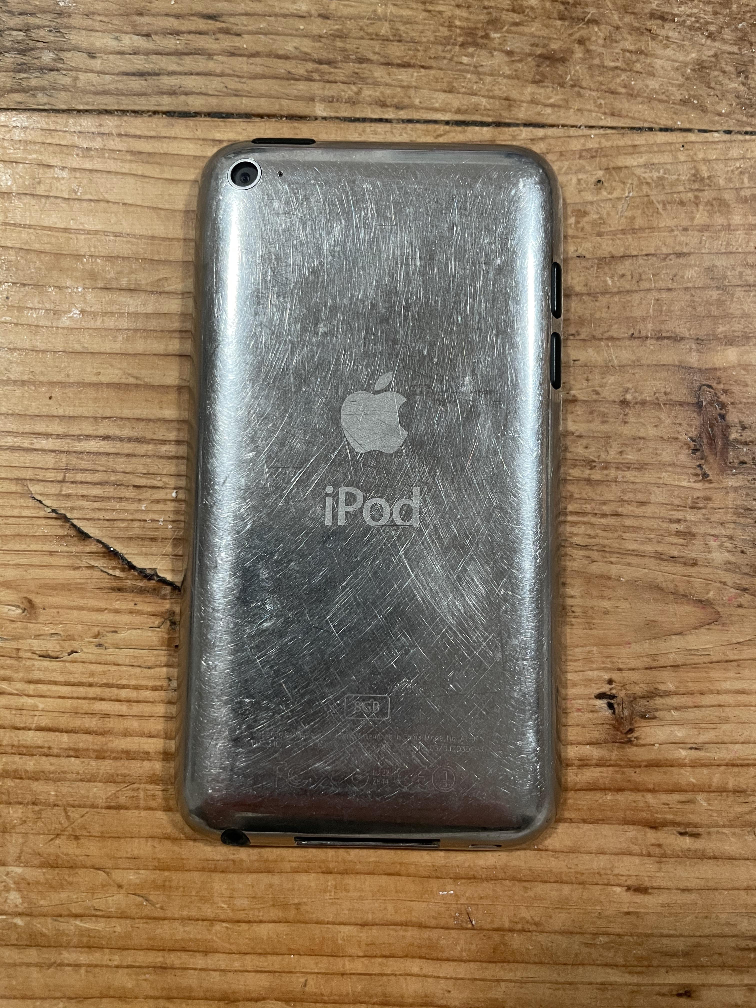 10代の頃のiPod Touch第4世代の後悔😂。背中が傷だらけの方が