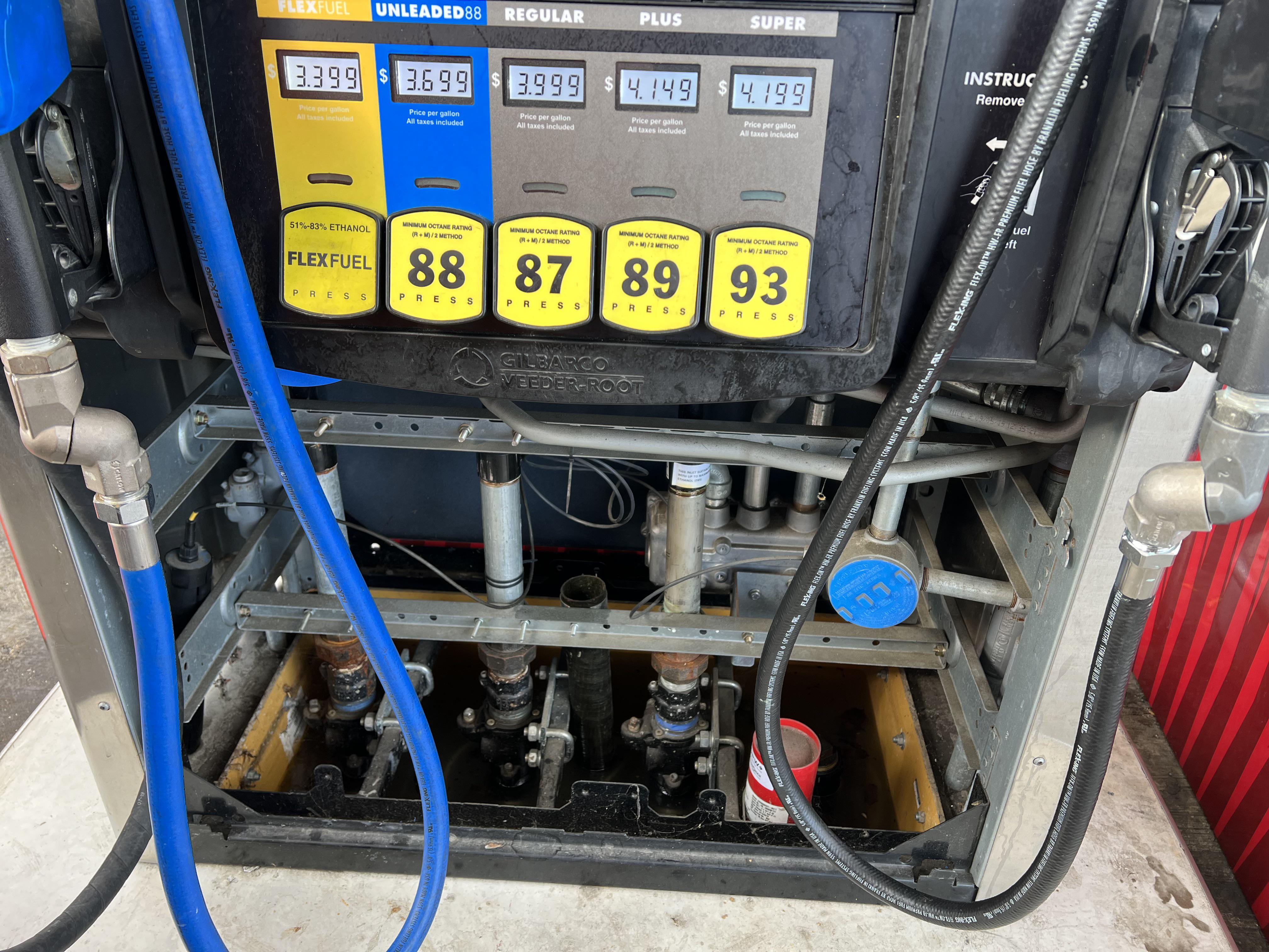 このむき出しのSheetzのガソリンスタンドのポンプの中。 : r