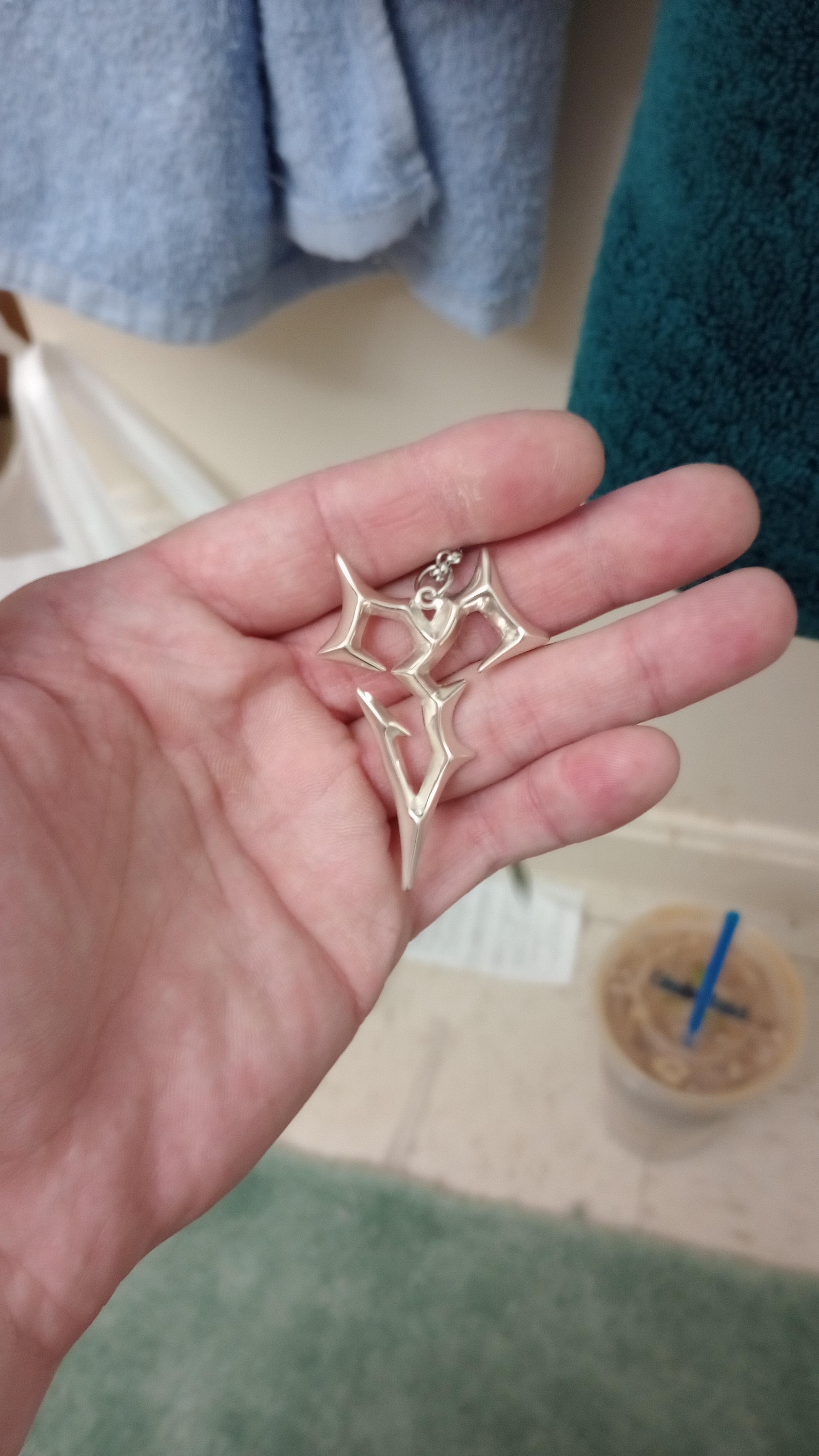 やっとティーダのネックレス、本物のシルバーで全部揃ったんだ。 : r