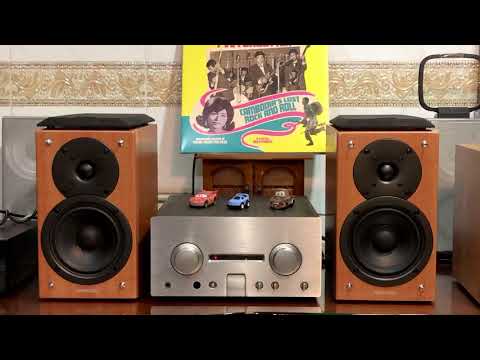 Kenwood LS-K711.HIFI Speakers.Cabinets in this speaker system are